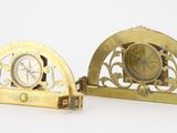 deux horloges posées côte à côte sur une surface blanche