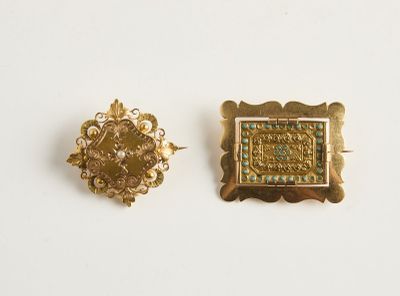paire de broches dorées ornées de pierres bleues et vertes
