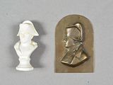 une petite statue représentant un homme et un buste d'homme
