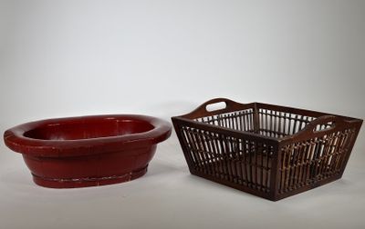 une paire de paniers rouges et marron sur fond blanc