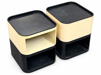 deux carrés noirs et jaunes sur un fond blanc