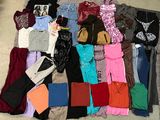 un tas de vêtements qui traîne par terre