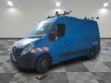 la photo d'une camionnette bleue garée dans une pièce