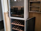 un réfrigérateur avec un casier à vin dans un coin de la pièce