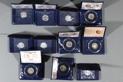 beaucoup de pièces d'argent dans un étui bleu