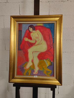 un tableau représentant une femme assise sur une chaise rouge