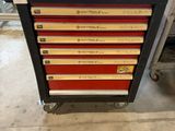 une armoire à outils noire et rouge à six tiroirs