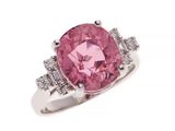 une image représentant un diamant rose et une bague en diamant sur fond blanc