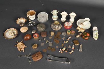 beaucoup de petits objets posés sur la table