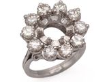 une image d'un anneau en forme de grappe de diamants sur un fond blanc