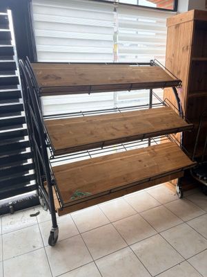 une étagère en bois comportant plusieurs tablettes