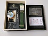 une boîte contenant une montre et une carte