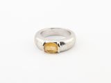 Gros plan sur une bague contenant une pierre jaune