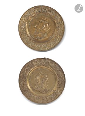 deux plaques en or sur lesquelles figurent les portraits d'un homme et d'une femme