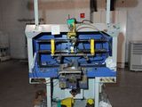 une machine placée au milieu d'une pièce