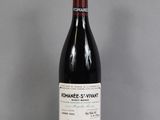 une bouteille de vin posée sur une table