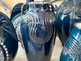 de nombreux vases bleus posés sur une table