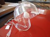 une table rouge sur laquelle est posée une lampe en verre