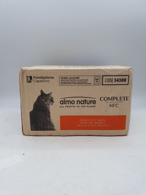 une boîte de nourriture pour chat posée sur une surface blanche