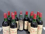 six bouteilles de vin rouge sont alignées sur une table