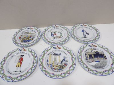 six assiettes ornées de motifs différents, posées sur un fond blanc
