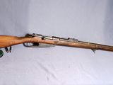 un vieux fusil avec un canon en bois sur fond blanc