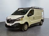 La camionnette blanche est garée dans une grande pièce au plafond noir.