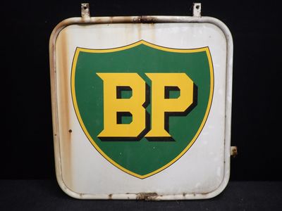 un logo BPP vert et jaune sur le côté d'une valise blanche