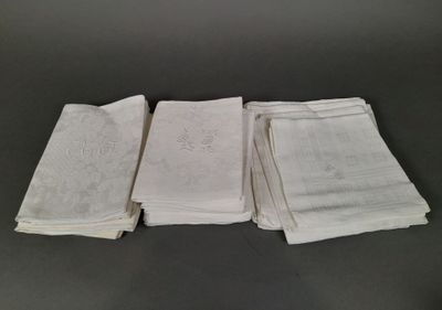 Plusieurs serviettes blanches sont empilées les unes sur les autres sur une table