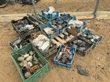un tas d'objets divers rangés dans des caisses posées par terre