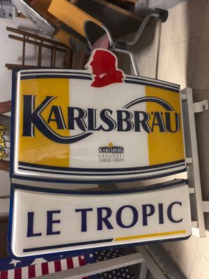 a sign that says karlsbratt le tropic on it