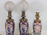 deux lampes sont posées l'une à côté de l'autre sur une surface blanche