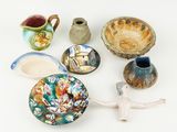 de nombreuses pièces de poterie différentes posées sur une table