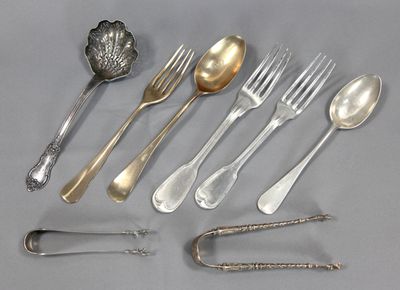 beaucoup de cuillères et de fourchettes en argent sur la table
