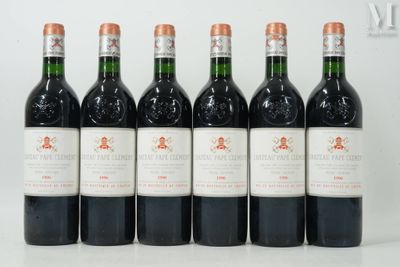 six bouteilles de vin rouge sont alignées sur une table
