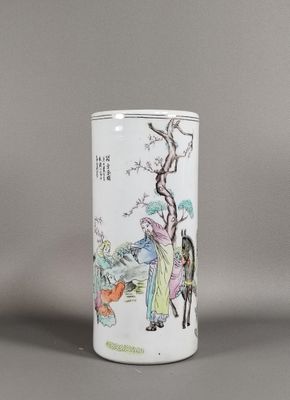 une image représentant un vase décoré d'une peinture, posé sur une table