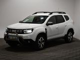une photo d'une dacia blanche garée dans une pièce