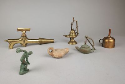 un grand nombre de petites figurines qui se trouvent sur une table
