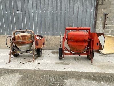 deux bétonnières garées l'une à côté de l'autre au bord de la rue