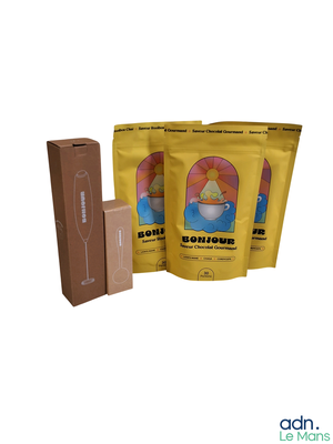 trois paquets de café posés à côté d'un carton