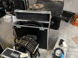 de nombreux types d'équipements musicaux différents dans une pièce