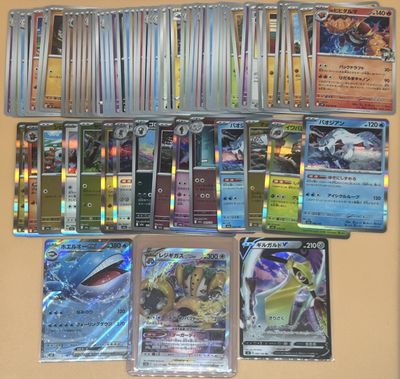 beaucoup de cartes pokemon sur la table