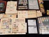de nombreux types de timbres sur la table