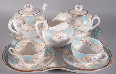 un service à thé posé sur un plateau, composé d'une tasse et d'une soucoupe