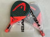 deux raquettes de tennis et un sac de balles de tennis posés sur une table