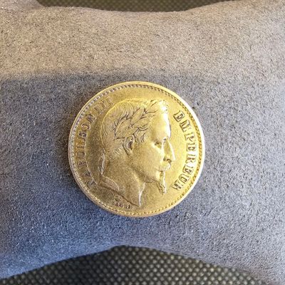 une pièce d'or posée sur un oreiller
