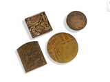 quatre types de pièces différents sont présentés sur une surface blanche