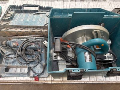 une boîte bleue avec des outils à l'intérieur sur le sol