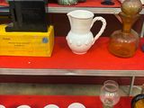 une étagère contenant de nombreux objets en verre