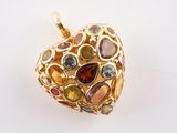 pendentif en or jaune en forme de cœur, orné de pierres multicolores sur un fond blanc